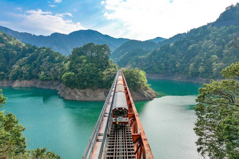 湖上を走る蒸気機関車 静岡県・大井川