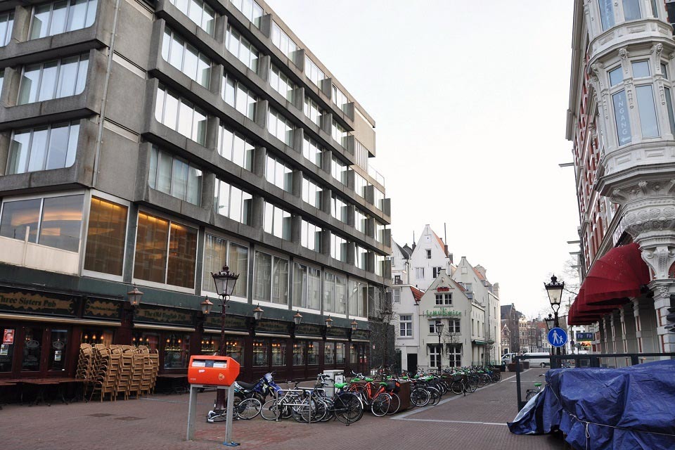アムステルダムの街角のポスト