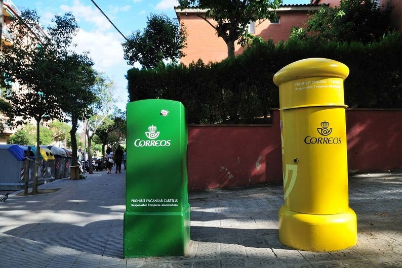 バルセロナの街角のカラフルなポスト