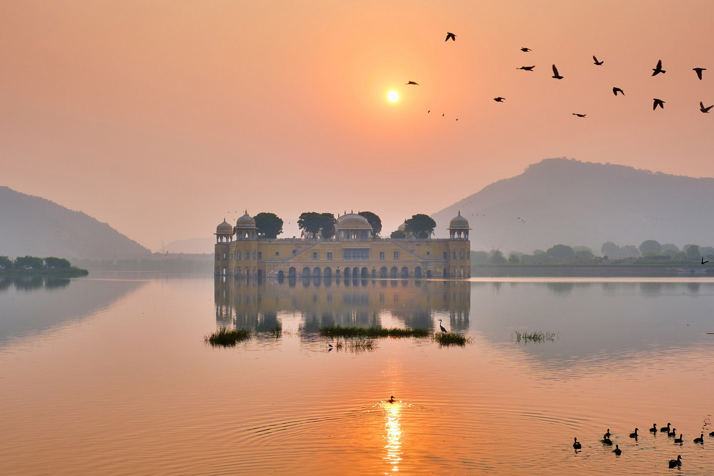 湖に浮かぶ美しい宮殿 インド・ジャルマハル