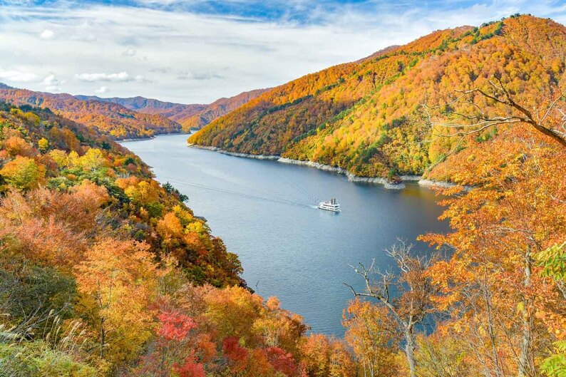 湖を包み込む紅葉 新潟県・奥只見湖