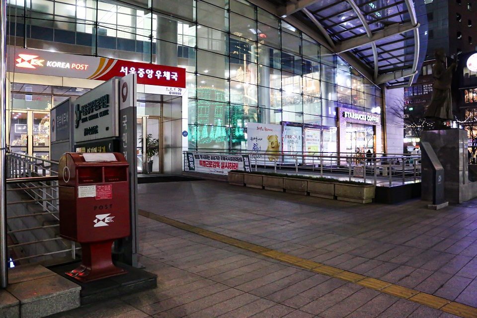 ソウルで一番大きな郵便局前のポスト