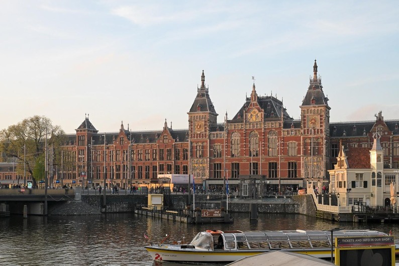 水の街の美しい駅 オランダ・アムステルダム中央駅