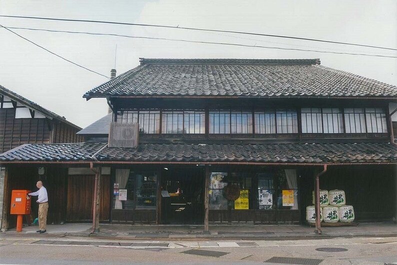 酒蔵にたたずむポスト