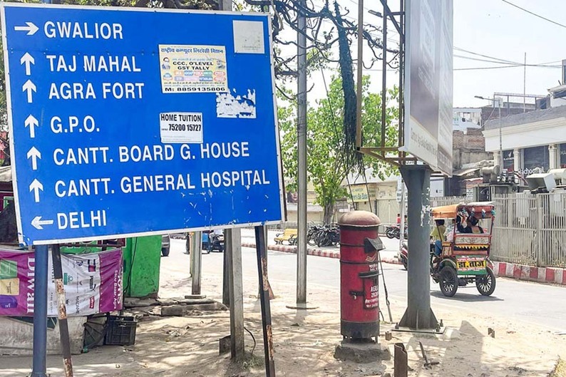 アーグラの街角のポスト