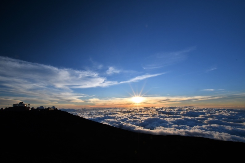 「太陽の家」から見るサンライズ<br />
ハワイ・ハレアカラ山