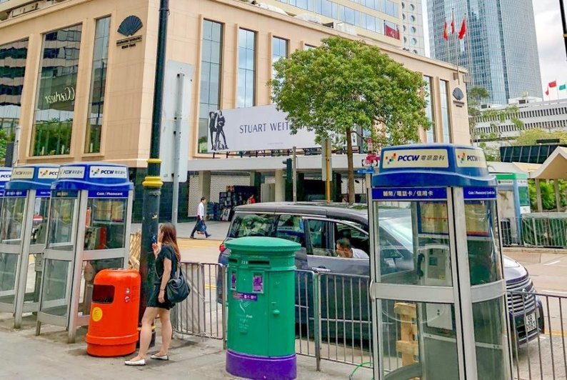 香港の高層ビル街のポスト