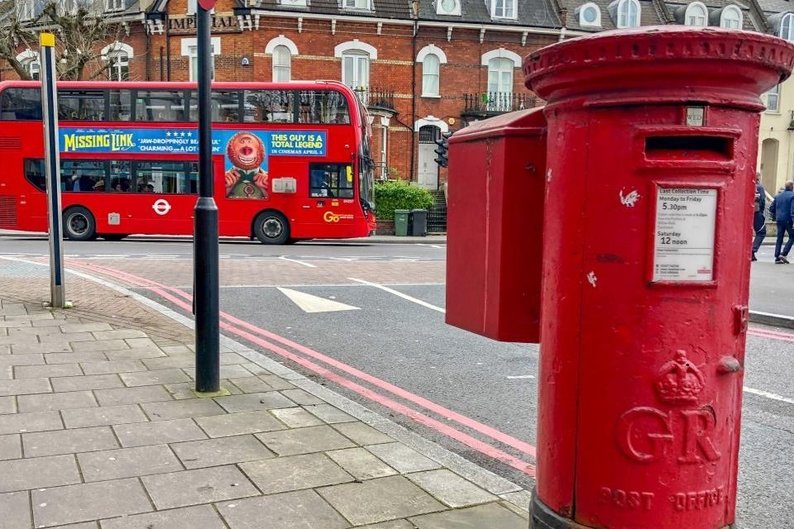 ロンドンのダブルデッカーとポスト